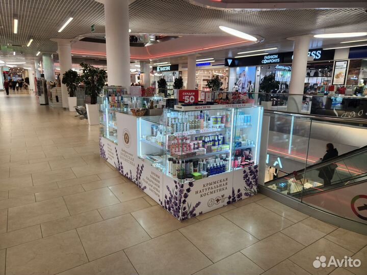 Торговый островок косметики в ТЦ