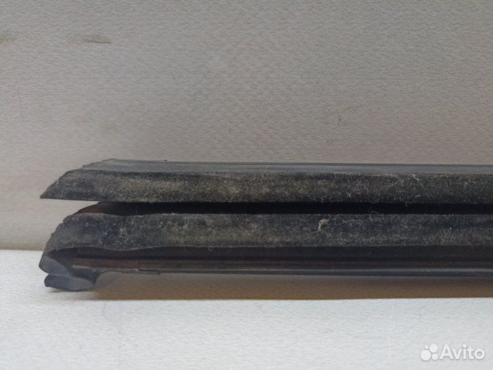 Уплотнитель стекла двери передний левый Volkswagen