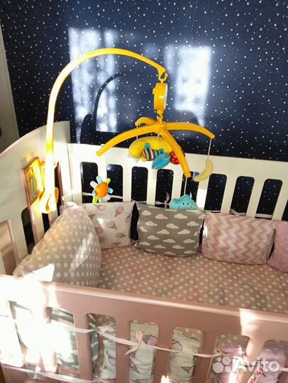 Детская кроватка с маятником
