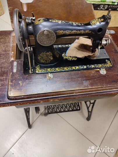 Швейная нож.машинка анквариат на чуг. станине пгмз
