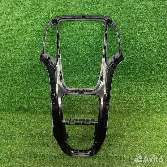 Декоративная накладка торпедо Opel Astra J GTC