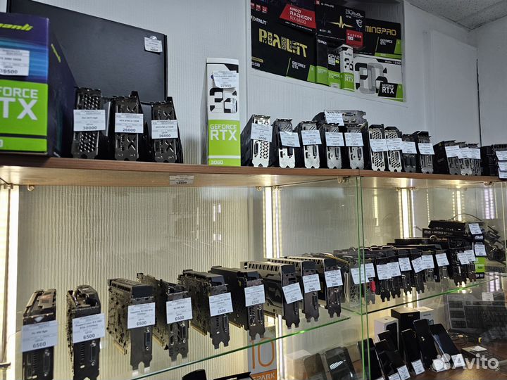 Различные видеокарты от слабых до игровых монстров