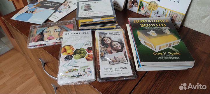 В одни руки- литература диски и раздаточные флаеры