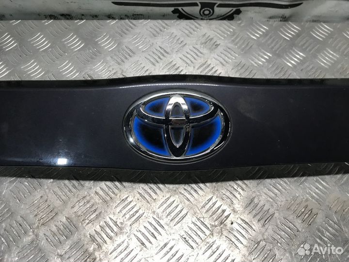 Накладка двери багажника Toyota Prius 30