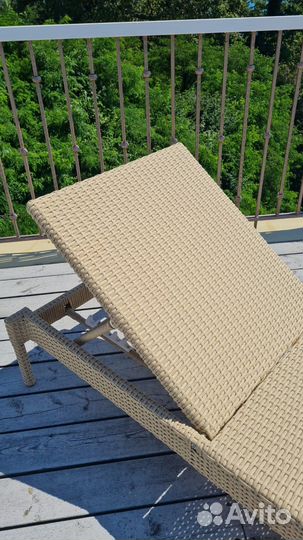 Шезлонг лежак из ротанга