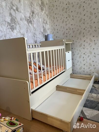 Детская кроватка с маятником