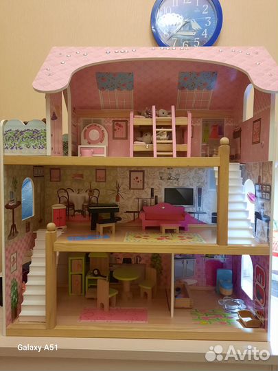 Кукольный домик с мебелью