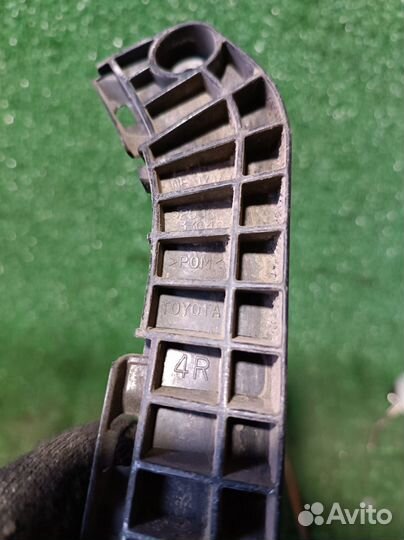 Кронштейн переднего бампера правый Toyota Camry XV