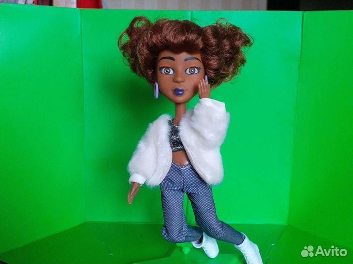 Подвижная кукла со снимающимся париком