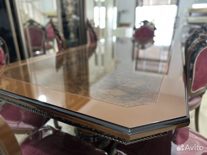 Стол и стулья