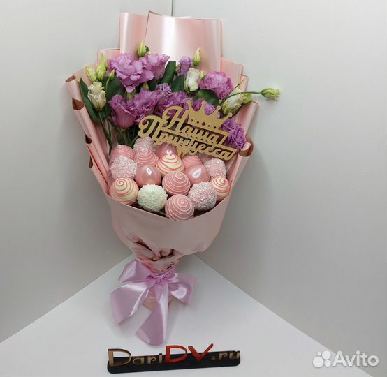 Клубничный букет с эустомами арт. 3548 в Хабаровск