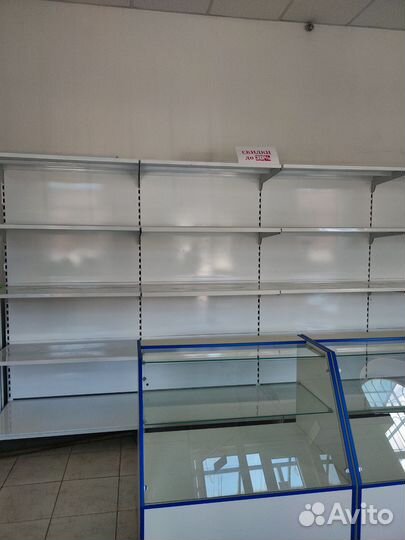 Металлические стеллажи и витрины для магазина