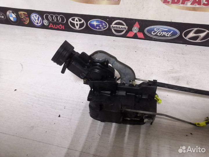 Замок двери передний левый Toyota Corolla AE110