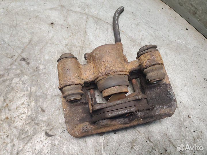 Pontiac Vibe 02-08 Суппорт задний правый