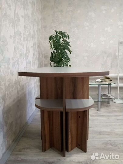 Стол и 4 стула