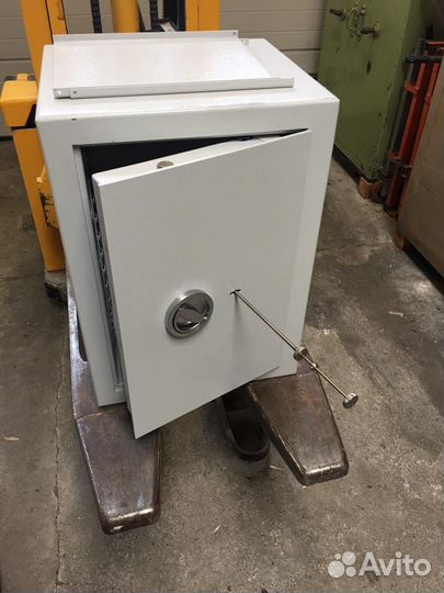 Вскрытие сейфов. Ремонт сейфов. Замена замков