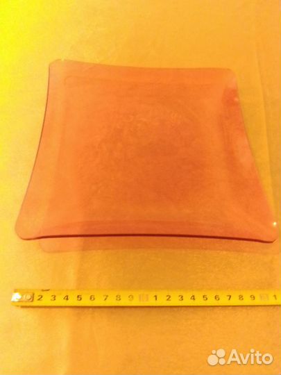 Блюдо красного стекла