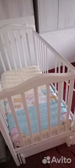 Детская кроватка с продольным маятником