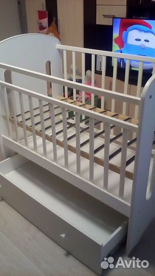 Детская кроватка с маятником и ящиком