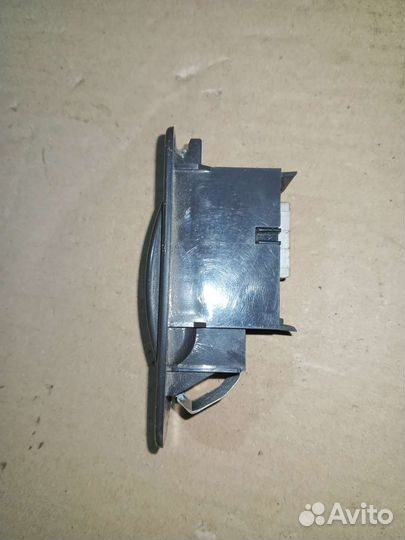 Кнопка стеклоподъемника левая Toyota Hiace 1996г
