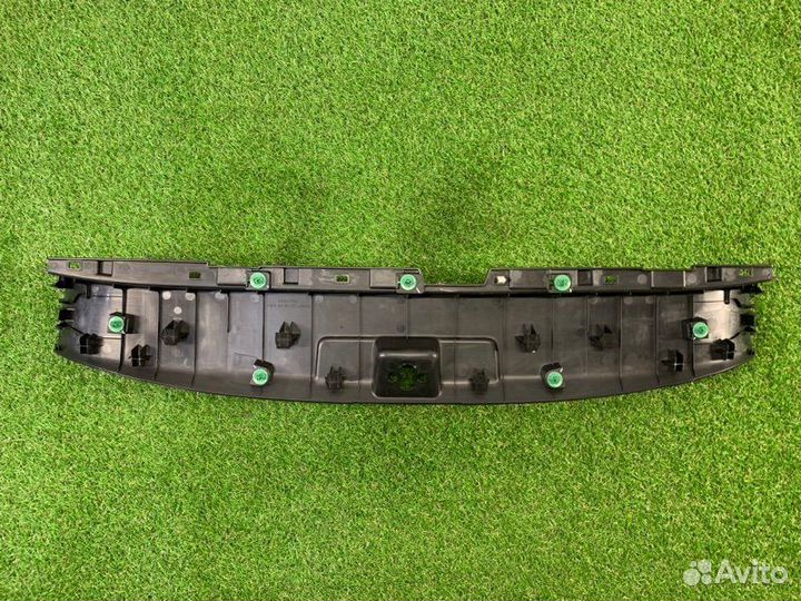 Накладка замка багажника задняя Honda Shuttle GP7