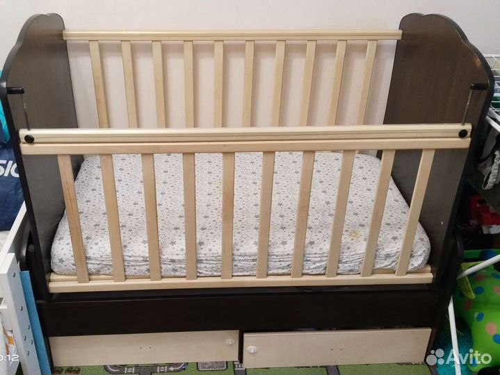 Детская кроватка с маятником