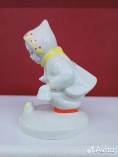 Фарфоровая статуэтка 