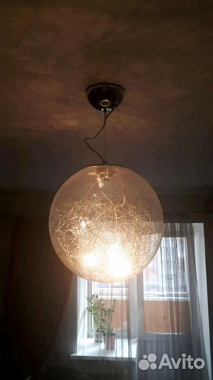 Красивая люстра в форме шара