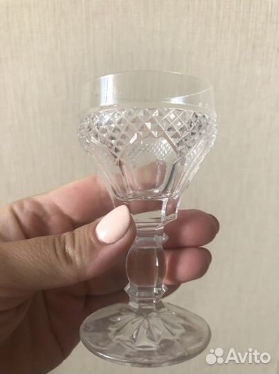 Хрустальные рюмки на ножке