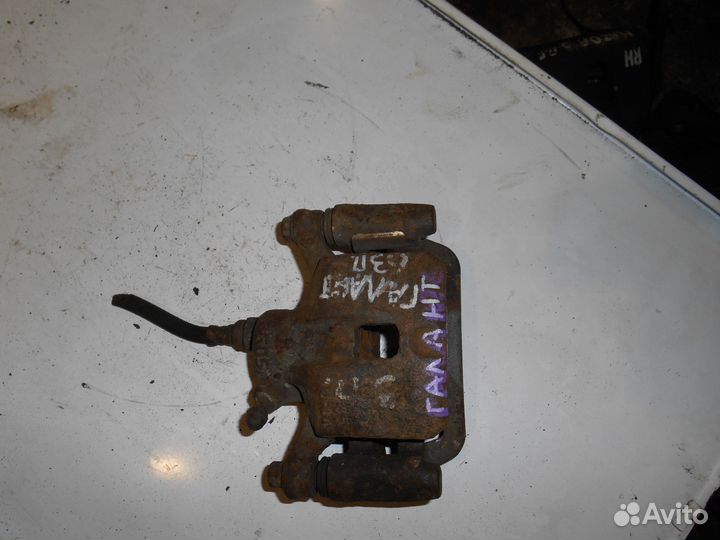 Задний правый суппорт Mitsubishi Galant