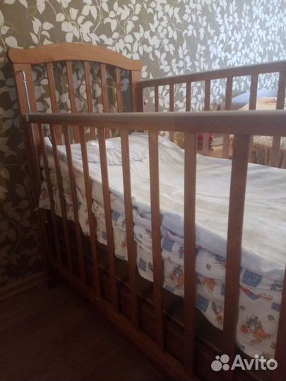 Детская кроватка с поперечным маятником