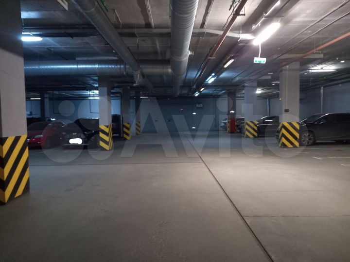 Машиноместо, > 30 м²