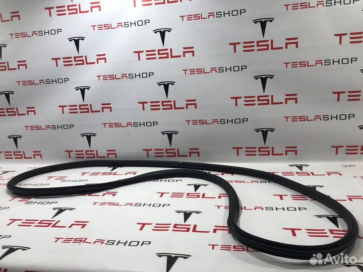 Уплотнитель багажника Tesla Model S 2015
