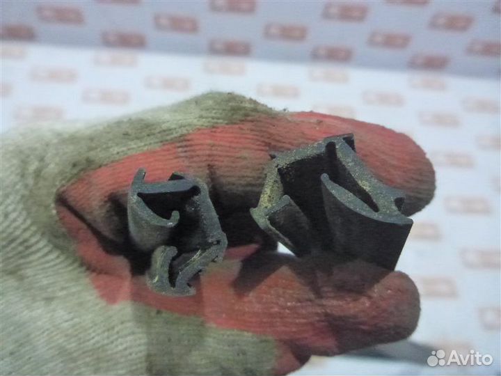 Уплотнительная резинка стекла задняя правая Toyota