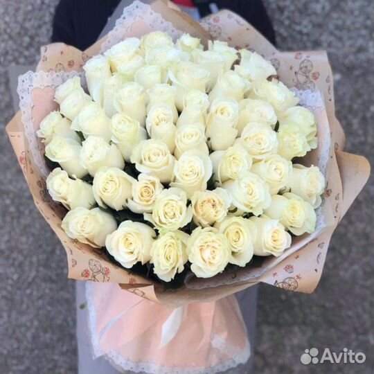 51 белая роза 50 см в красивой упаковке