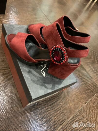 Босоножки новые