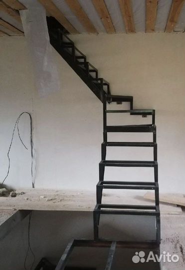 Лестница на второй этаж. Металлокаркас