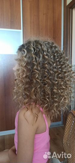 Модель на афрокудри