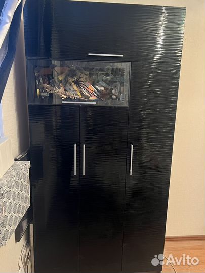 Продаеться шкаф с двумя полками