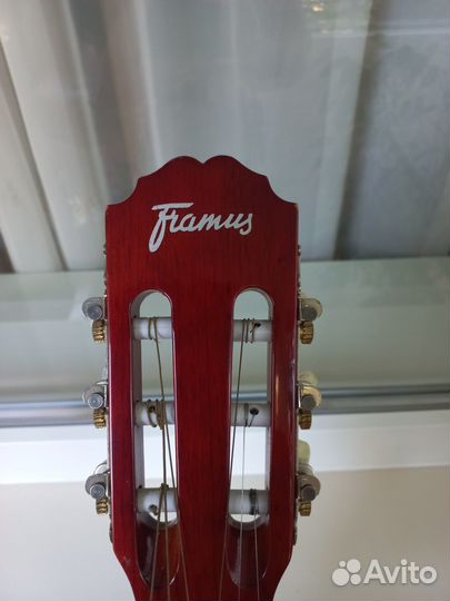 Акустическая гитара