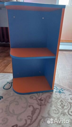 Стол письменный угловой с навесными полочками