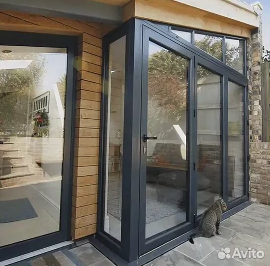 Входная остекленная алюминиевая дверь (2 створки)