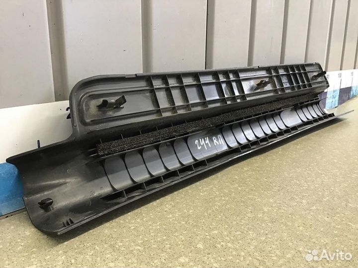 Накладка порога (внутренняя) Toyota Avensis II 200