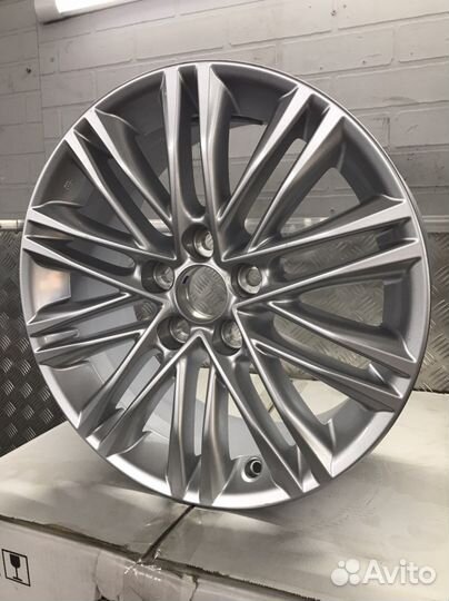 Один оригинальный новый диск R17 Lexus ES