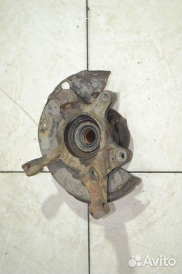 Поворотный кулак передний правый Toyota Yaris