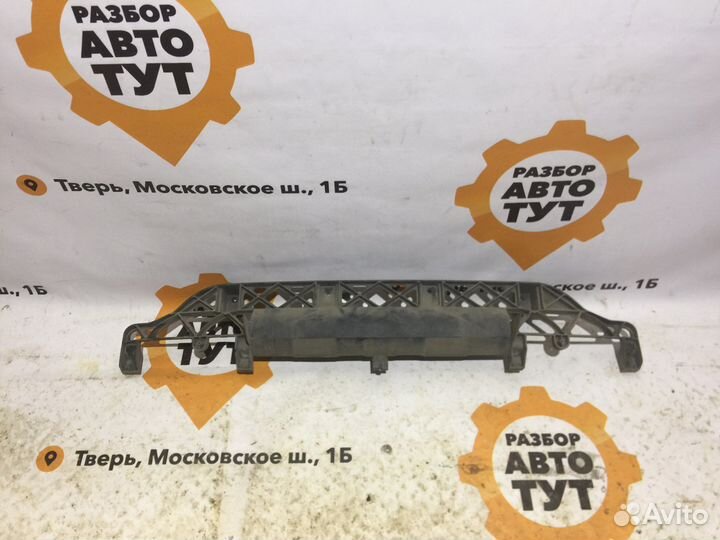 Кронштейн крепления заднего бампера Audi q7 2008г