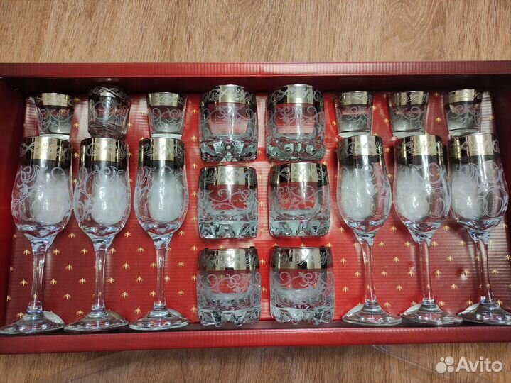 Набор фужеров и рюмок