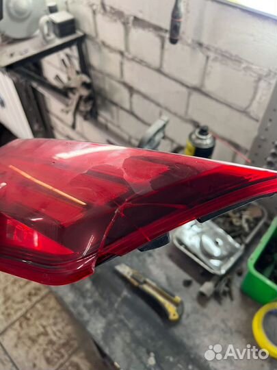 Задний девый фонарь в крышку багажника