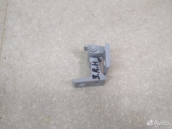 Петля двери задней правой нижняя Skoda Octavia (A7