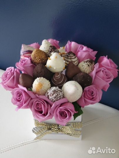 Клубника в шоколаде с цветами